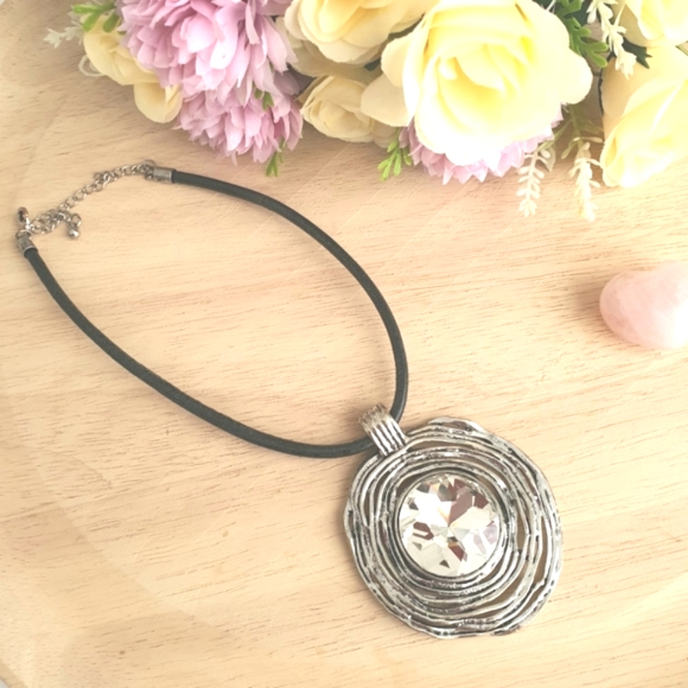 Stunning Silver Pendant Choker - Picture 2 of 8